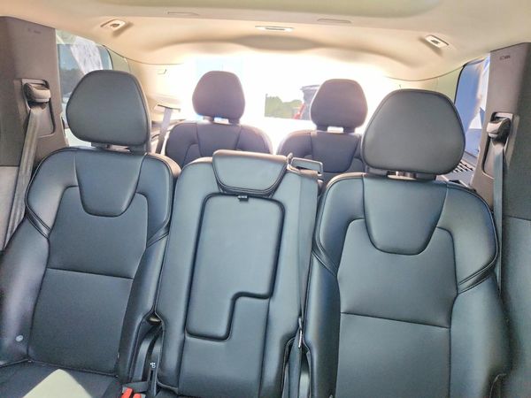 2020 VOLVO XC90 Momentum