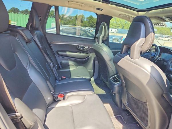 2020 VOLVO XC90 Momentum