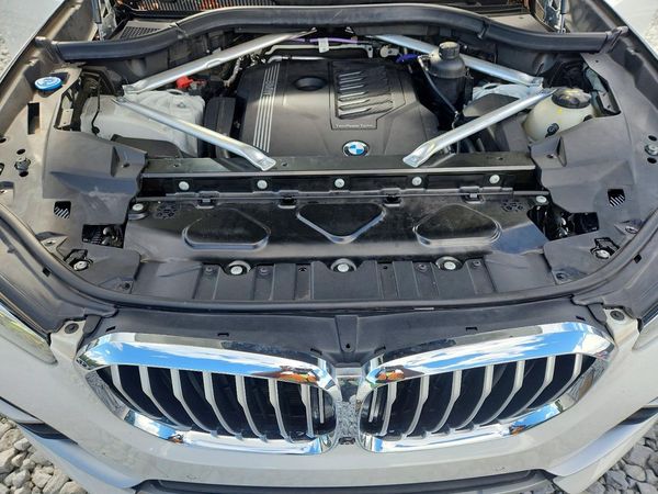 2021 BMW X5 sDrive40i — Engine bay