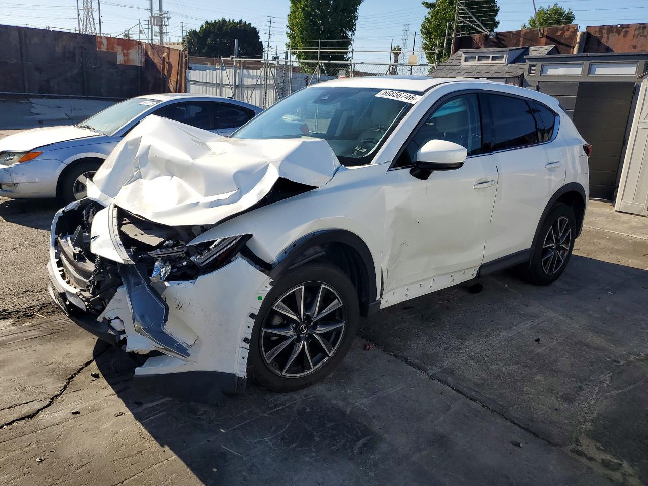 2017 MAZDA CX-5 Grand Touring — Front 3/4