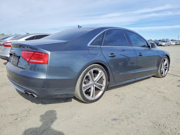 2013 AUDI S8