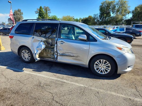 2016 TOYOTA SIENNA