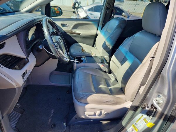 2016 TOYOTA SIENNA