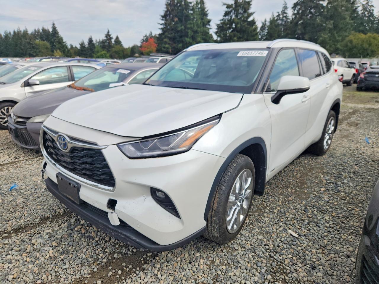 2023 TOYOTA HIGHLANDER Limited — Front 3/4