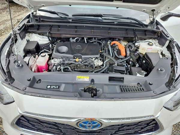 2023 TOYOTA HIGHLANDER Limited — Engine bay