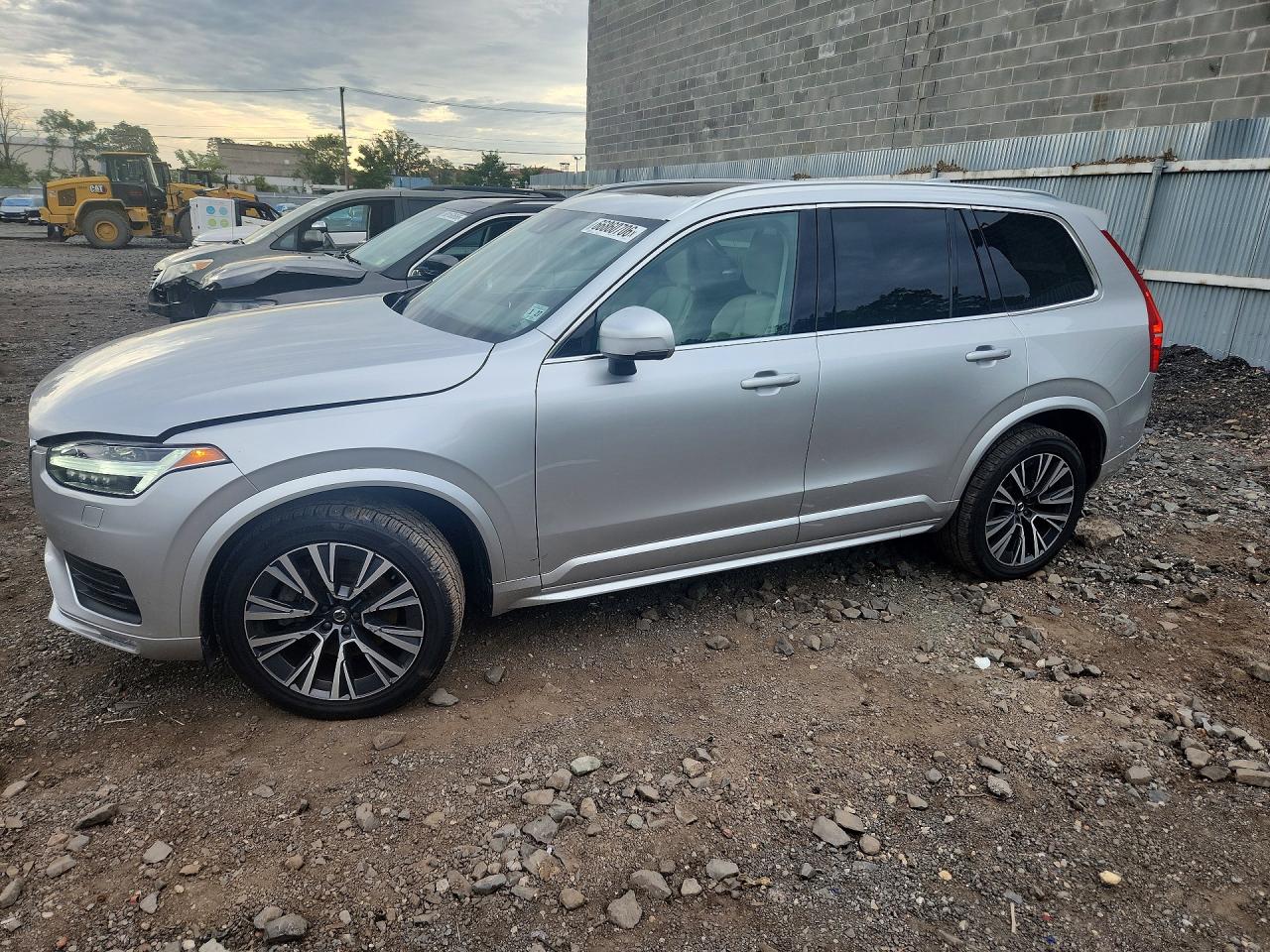 2022 VOLVO XC90 Momentum (excl S60) — Front 3/4