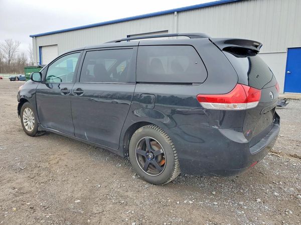 2013 TOYOTA SIENNA