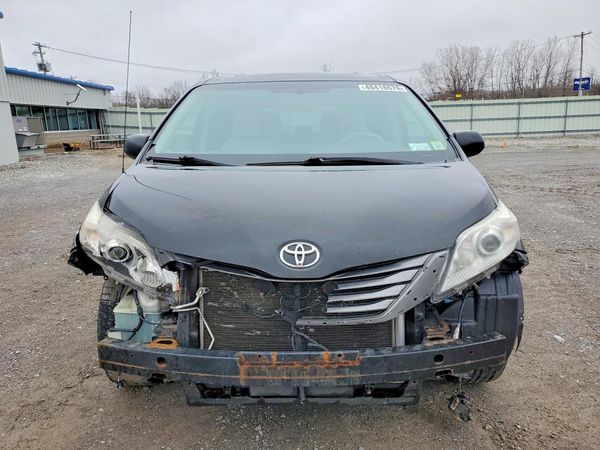 2013 TOYOTA SIENNA
