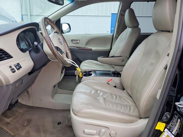 2013 TOYOTA SIENNA