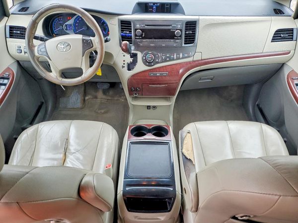 2013 TOYOTA SIENNA