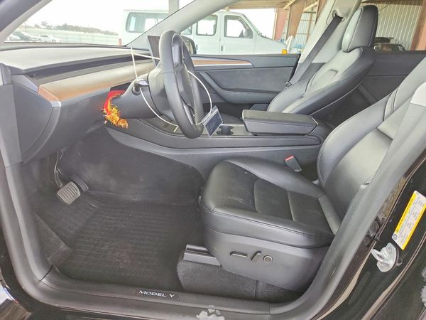 2024 TESLA MODEL Y