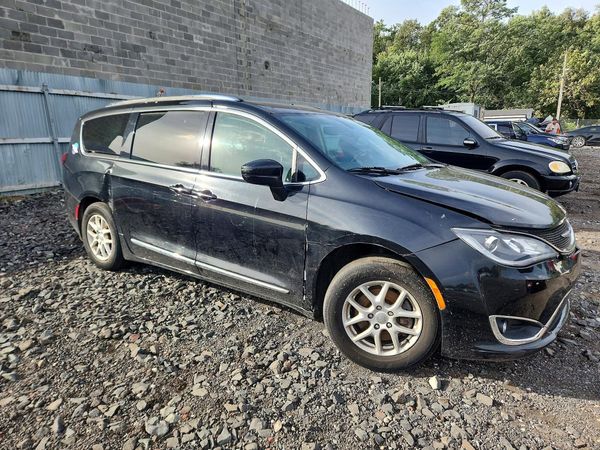 2020 CHRYSLER PACIFICA Touring L — Passenger 3/4