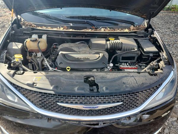 2020 CHRYSLER PACIFICA Touring L — Engine bay