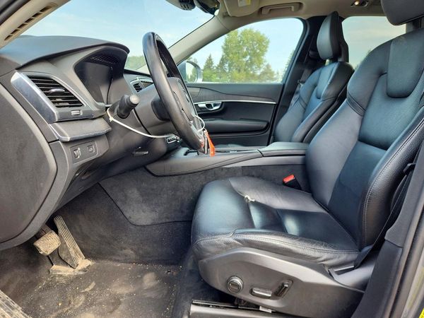 2020 VOLVO XC90 Momentum