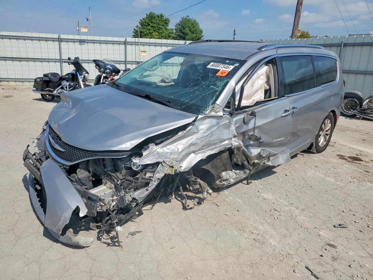 2019 CHRYSLER PACIFICA Touring L — Front 3/4