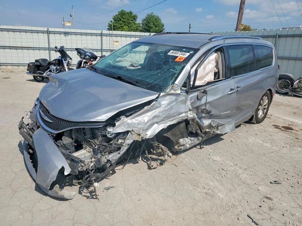 2019 CHRYSLER PACIFICA Touring L — Front 3/4