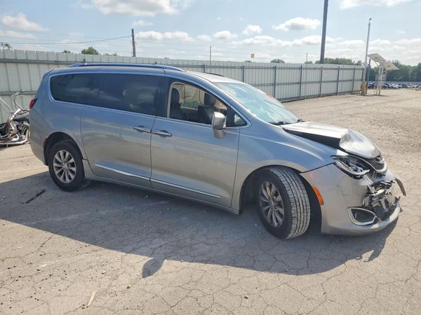 2019 CHRYSLER PACIFICA Touring L — Passenger 3/4