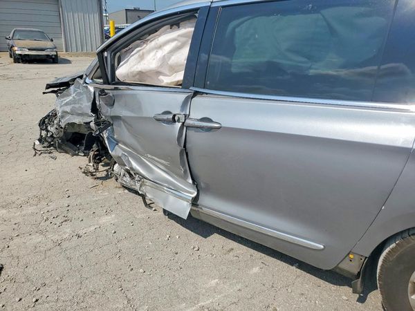 2019 CHRYSLER PACIFICA Touring L — DENT