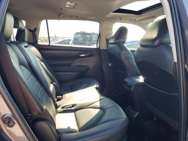 2021 TOYOTA HIGHLANDER XLE