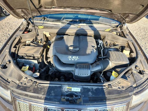 2014 JEEP CHEROKEE Overland — Engine bay