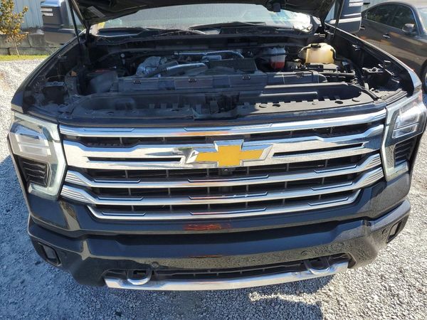 2024 CHEVROLET SILVERADO High Country — Engine bay