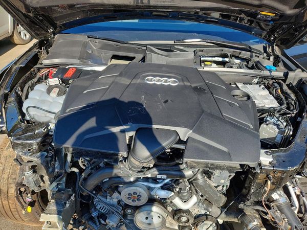 2026 AUDI Q7 — Engine bay