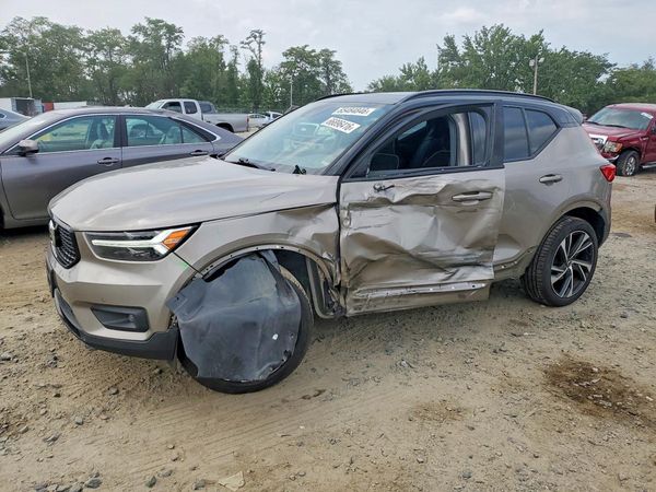 2022 VOLVO XC40