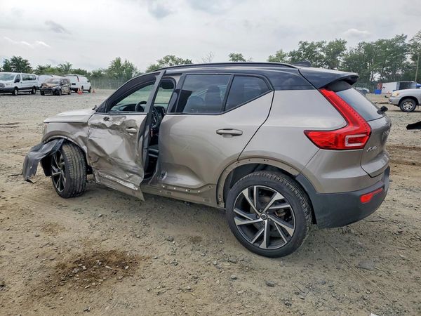 2022 VOLVO XC40 R-Design