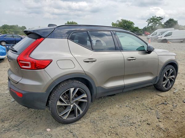 2022 VOLVO XC40 R-Design