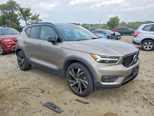 2022 VOLVO XC40 R-Design