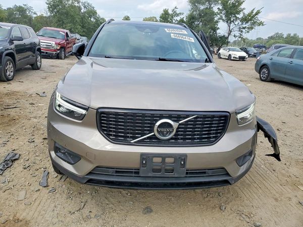 2022 VOLVO XC40 R-Design