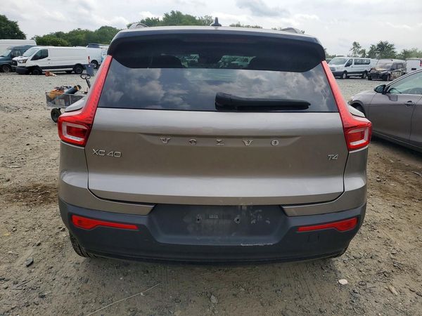 2022 VOLVO XC40 R-Design