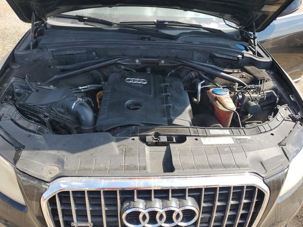 2013 AUDI Q5 Premium Hybrid — Engine bay