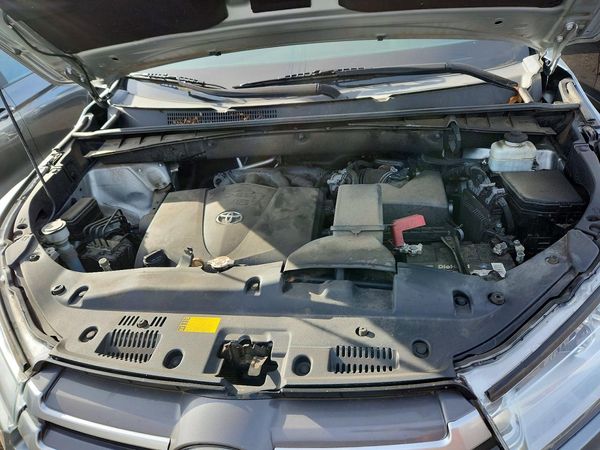 2019 TOYOTA HIGHLANDER SE/XLE — Engine bay