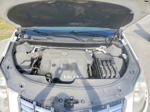 2013 CADILLAC SRX Luxury — Engine bay