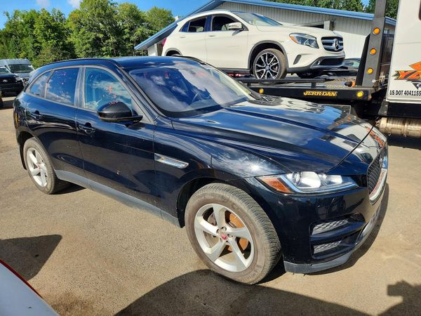 2018 JAGUAR F-PACE Premium — Passenger 3/4