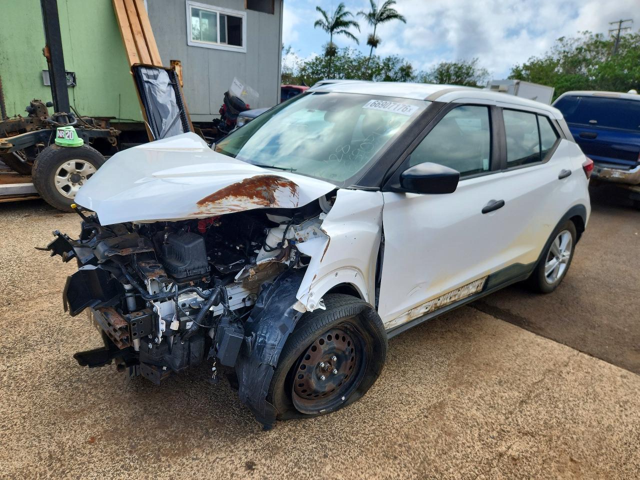 2022 NISSAN KICKS S — Front 3/4