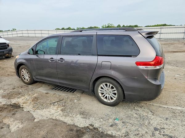 2014 TOYOTA SIENNA