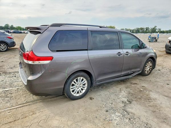 2014 TOYOTA SIENNA