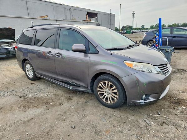 2014 TOYOTA SIENNA
