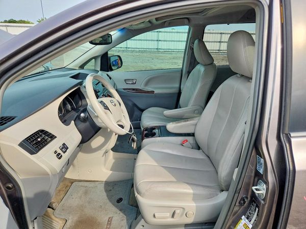 2014 TOYOTA SIENNA