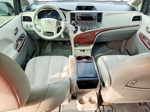 2014 TOYOTA SIENNA