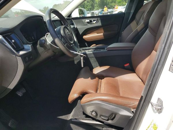 2019 VOLVO XC60 Momentum