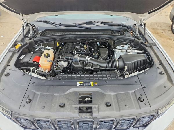 2023 JEEP GRAND CHEROKEE Limited — Engine bay