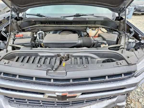 2022 CHEVROLET SILVERADO RST — Engine bay