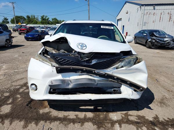 2012 TOYOTA SIENNA