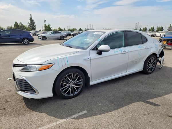 2021 TOYOTA CAMRY XLE