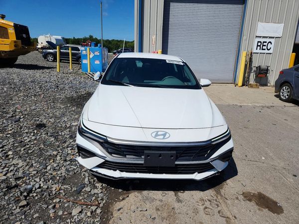 2024 HYUNDAI ELANTRA SE