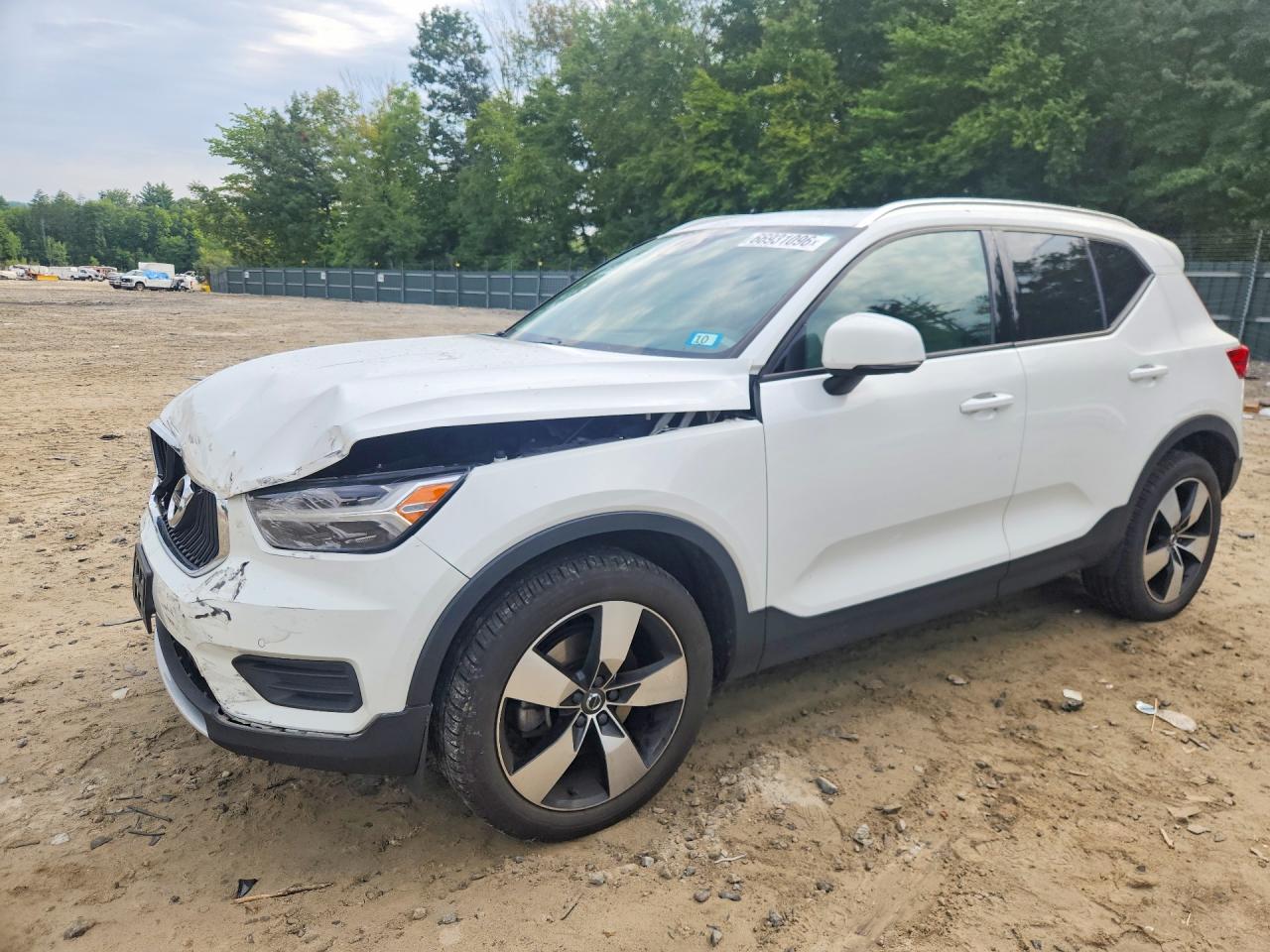 2020 VOLVO XC40 Momentum