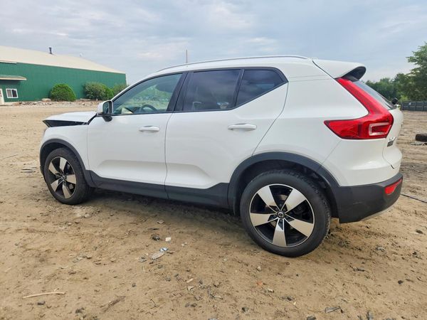 2020 VOLVO XC40 Momentum